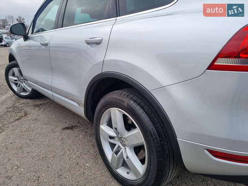 Внедорожник / Кроссовер Volkswagen Touareg 2012 в Ровно