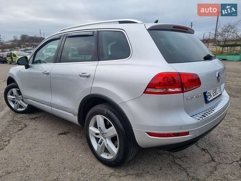 Внедорожник / Кроссовер Volkswagen Touareg 2012 в Ровно