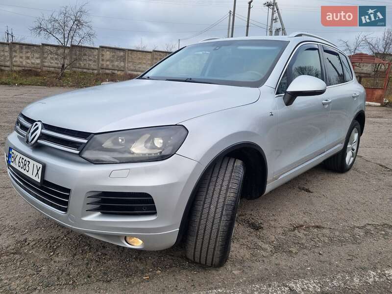 Внедорожник / Кроссовер Volkswagen Touareg 2012 в Ровно