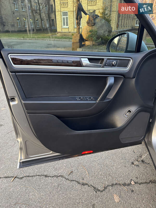 Позашляховик / Кросовер Volkswagen Touareg 2013 в Києві