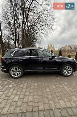 Позашляховик / Кросовер Volkswagen Touareg 2021 в Львові