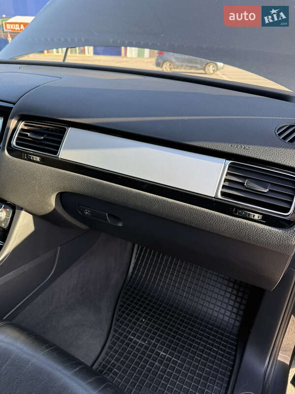 Позашляховик / Кросовер Volkswagen Touareg 2011 в Кам'янець-Подільському