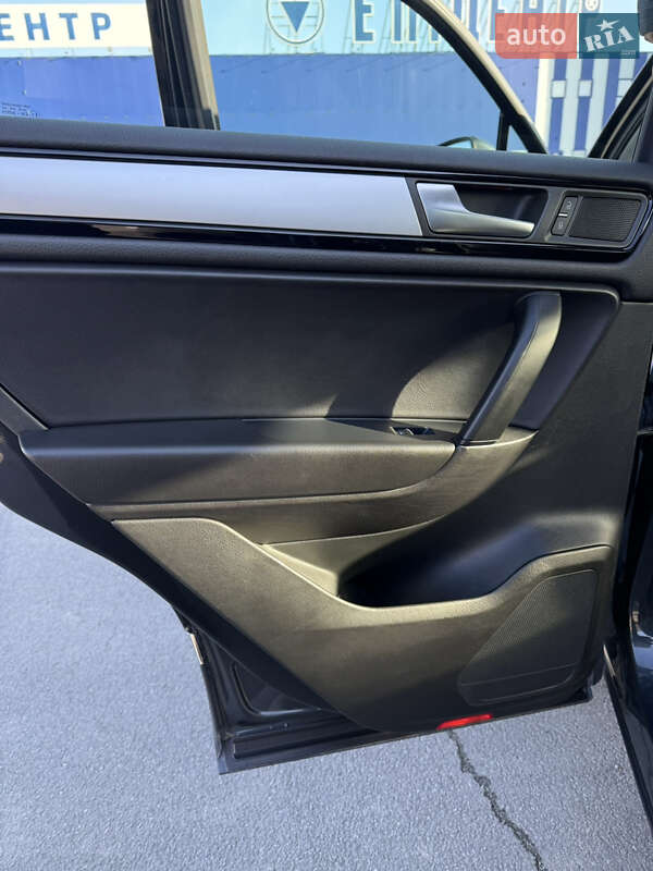 Позашляховик / Кросовер Volkswagen Touareg 2011 в Кам'янець-Подільському