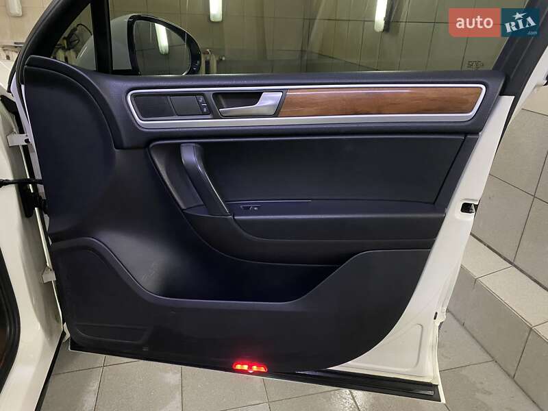 Внедорожник / Кроссовер Volkswagen Touareg 2011 в Умани