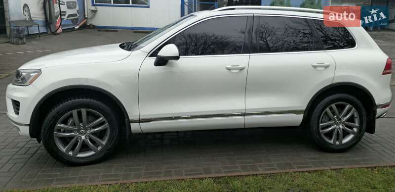 Внедорожник / Кроссовер Volkswagen Touareg 2014 в Львове