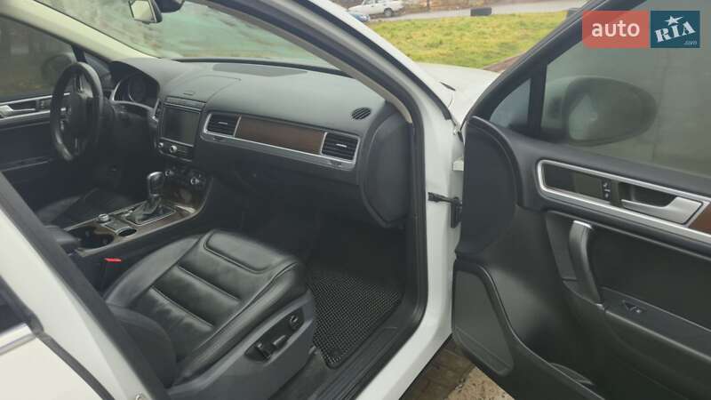 Внедорожник / Кроссовер Volkswagen Touareg 2014 в Львове