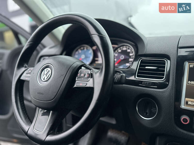 Внедорожник / Кроссовер Volkswagen Touareg 2011 в Владимире