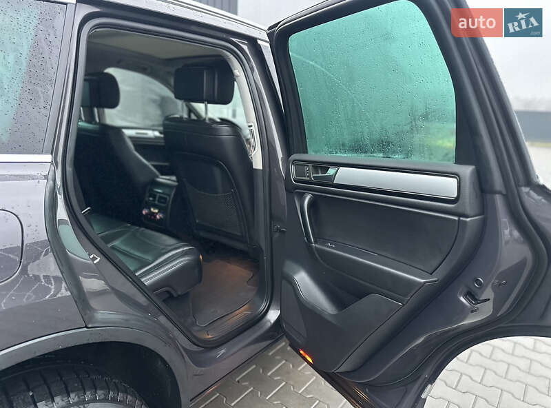 Внедорожник / Кроссовер Volkswagen Touareg 2011 в Владимире