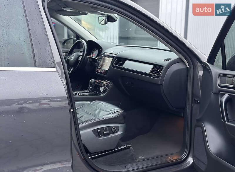 Внедорожник / Кроссовер Volkswagen Touareg 2011 в Владимире