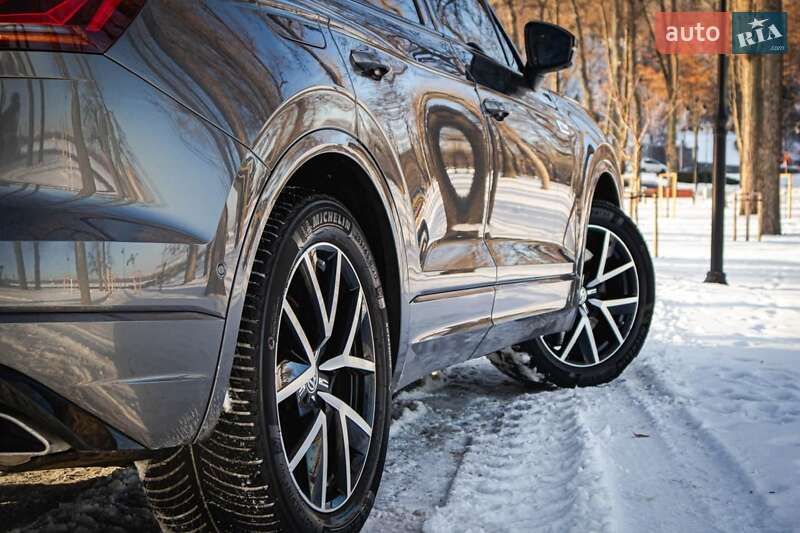 Внедорожник / Кроссовер Volkswagen Touareg 2019 в Киеве