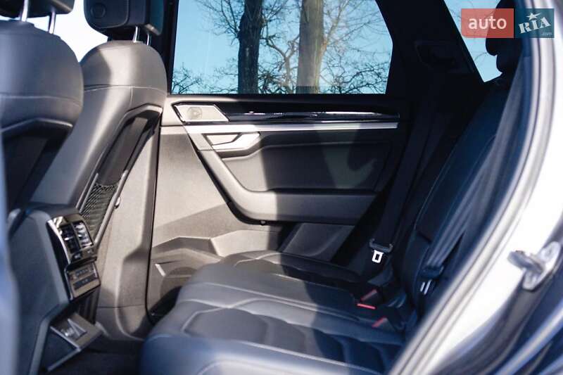 Внедорожник / Кроссовер Volkswagen Touareg 2019 в Киеве