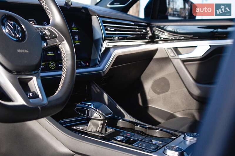 Внедорожник / Кроссовер Volkswagen Touareg 2019 в Киеве
