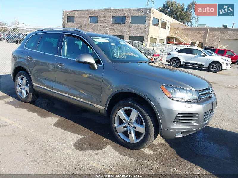 Внедорожник / Кроссовер Volkswagen Touareg 2014 в Ровно