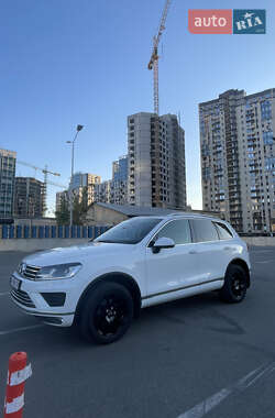 Внедорожник / Кроссовер Volkswagen Touareg 2015 в Киеве