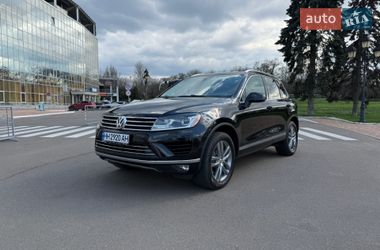 Позашляховик / Кросовер Volkswagen Touareg 2015 в Одесі