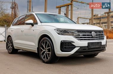 Позашляховик / Кросовер Volkswagen Touareg 2018 в Чернівцях