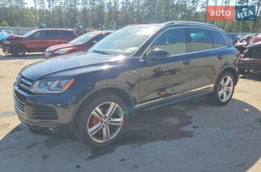 Внедорожник / Кроссовер Volkswagen Touareg 2014 в Ужгороде