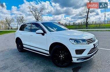 Внедорожник / Кроссовер Volkswagen Touareg 2015 в Ромнах