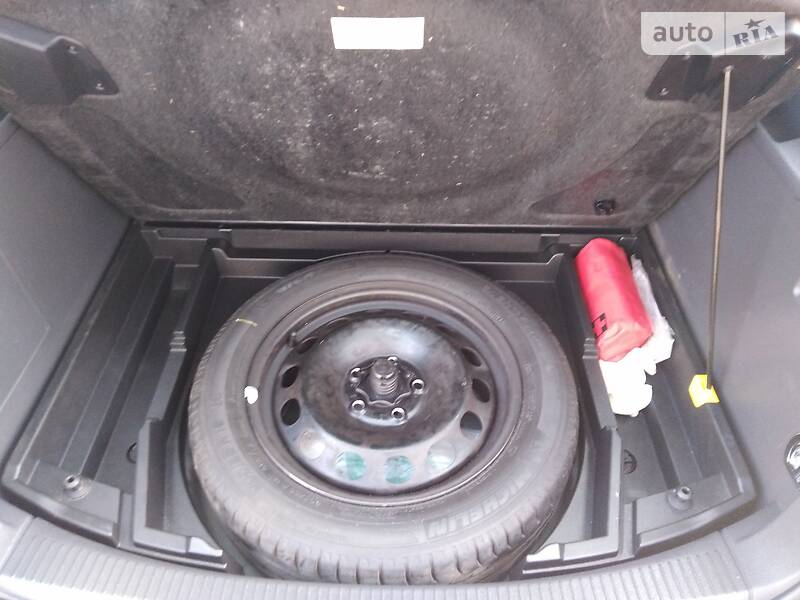 Мінівен Volkswagen Touran 2009 в Запоріжжі
