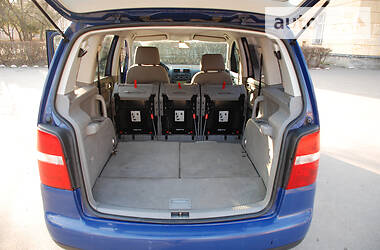 Седан Volkswagen Touran 2003 в 