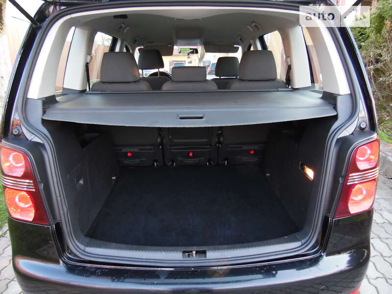 Мінівен Volkswagen Touran 2008 в Стрию