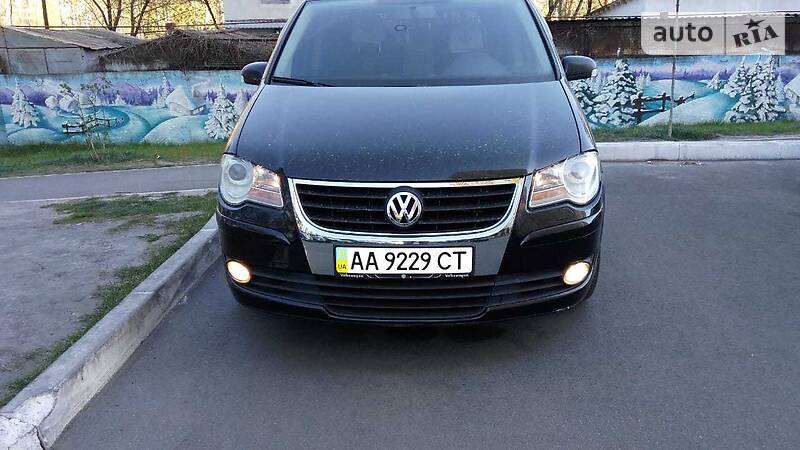 Мінівен Volkswagen Touran 2008 в Києві