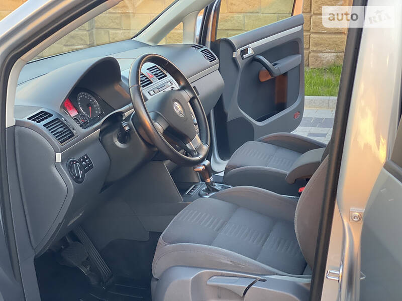 Мінівен Volkswagen Touran 2008 в Рівному