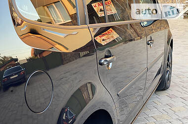 Мінівен Volkswagen Touran 2011 в 