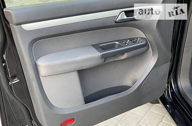 Мінівен Volkswagen Touran 2011 в 