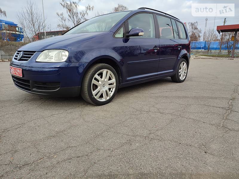 Минивэн Volkswagen Touran 2006 в Хороле