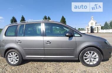 Седан Volkswagen Touran 2010 в Чернівцях