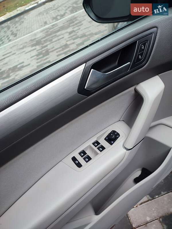 Мікровен Volkswagen Touran 2015 в Львові