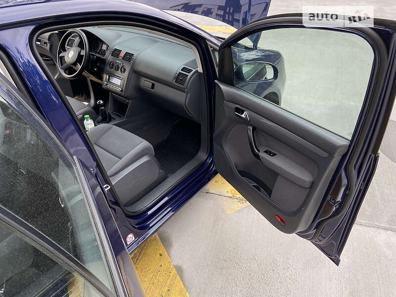 Минивэн Volkswagen Touran 2006 в Киеве