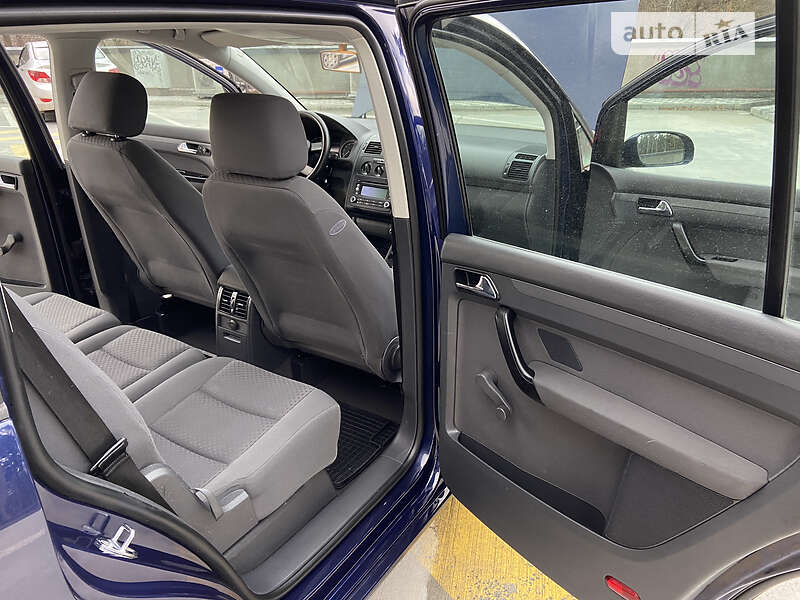Минивэн Volkswagen Touran 2006 в Киеве