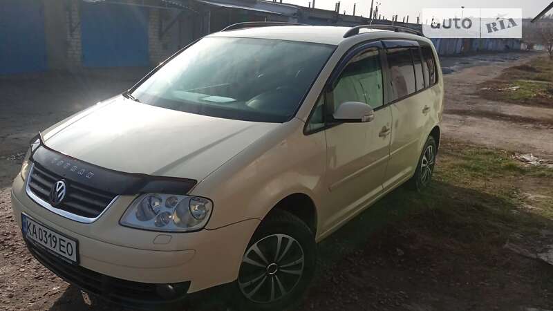 Минивэн Volkswagen Touran 2006 в Вольногорске