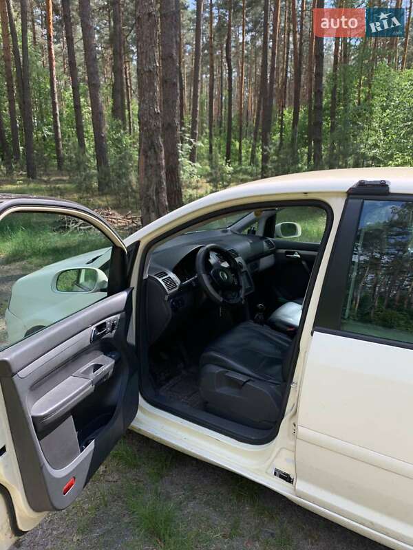 Минивэн Volkswagen Touran 2005 в Бородянке