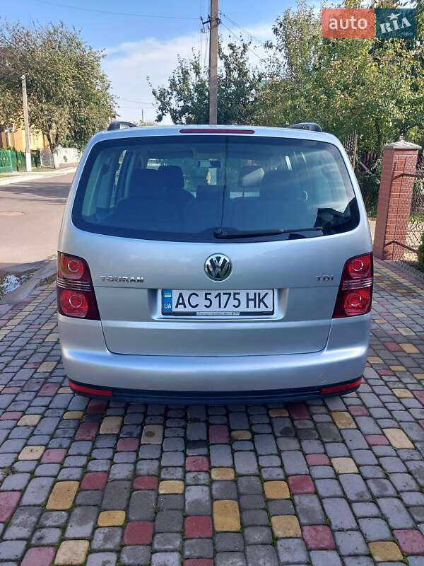 Минивэн Volkswagen Touran 2008 в Нововолынске