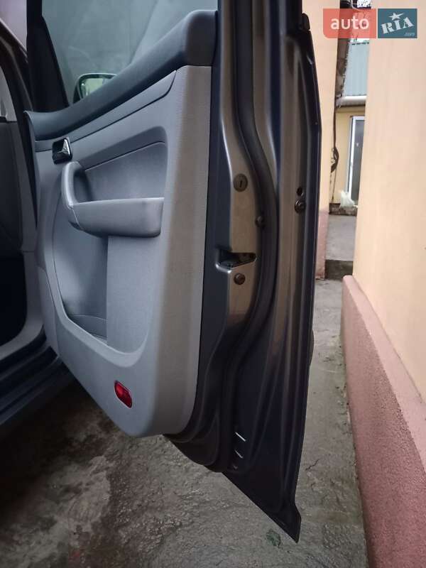 Минивэн Volkswagen Touran 2006 в Днепре