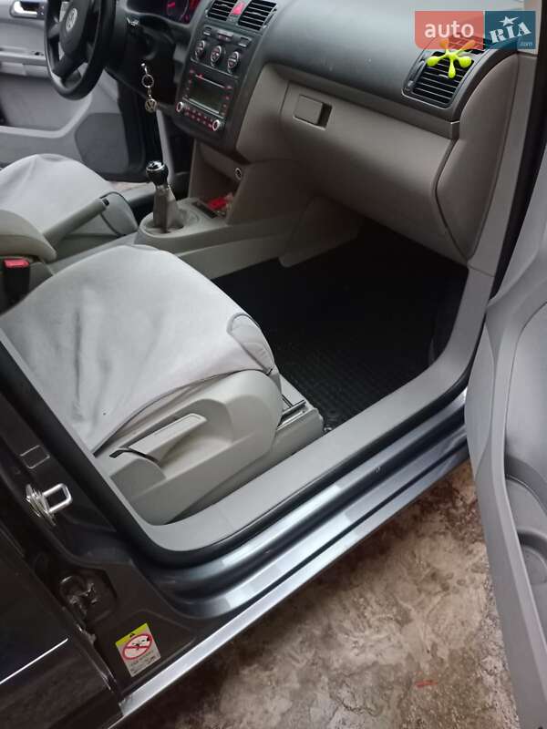 Минивэн Volkswagen Touran 2006 в Днепре