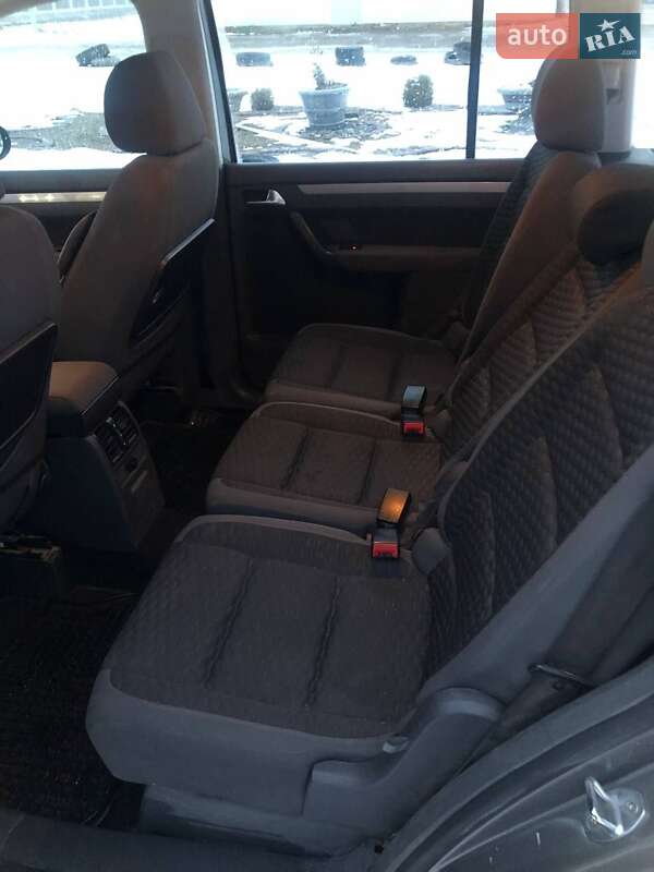 Минивэн Volkswagen Touran 2010 в Черновцах