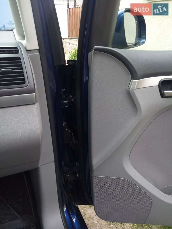 Мінівен Volkswagen Touran 2007 в Дубні