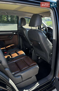 Минивэн Volkswagen Touran 2011 в 