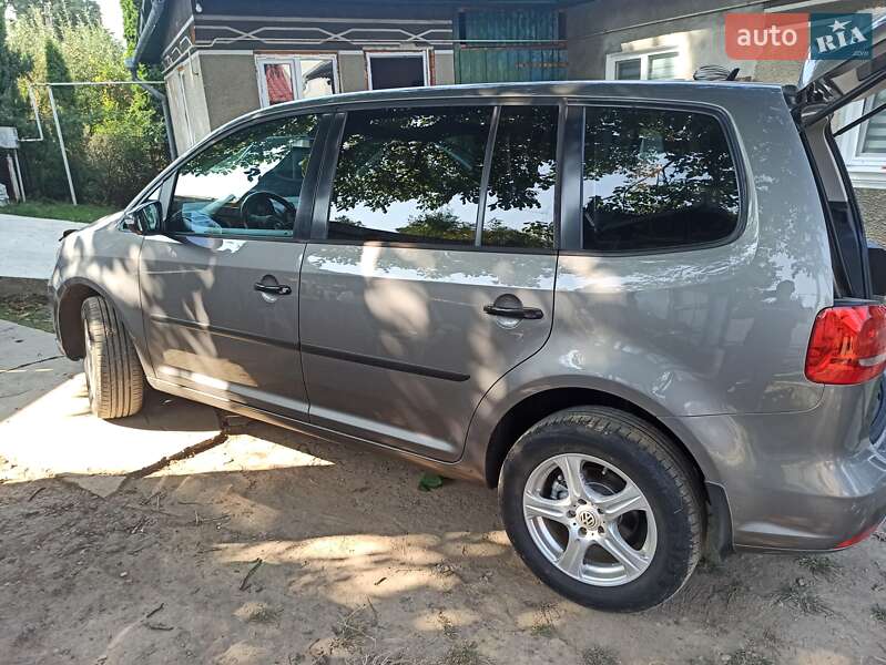 Мінівен Volkswagen Touran 2011 в Чернівцях