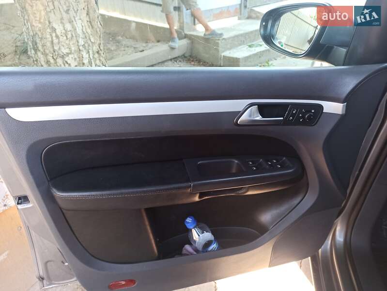 Мінівен Volkswagen Touran 2011 в Чернівцях