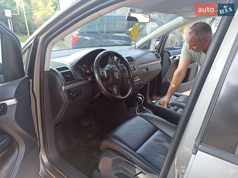 Мінівен Volkswagen Touran 2011 в Чернівцях