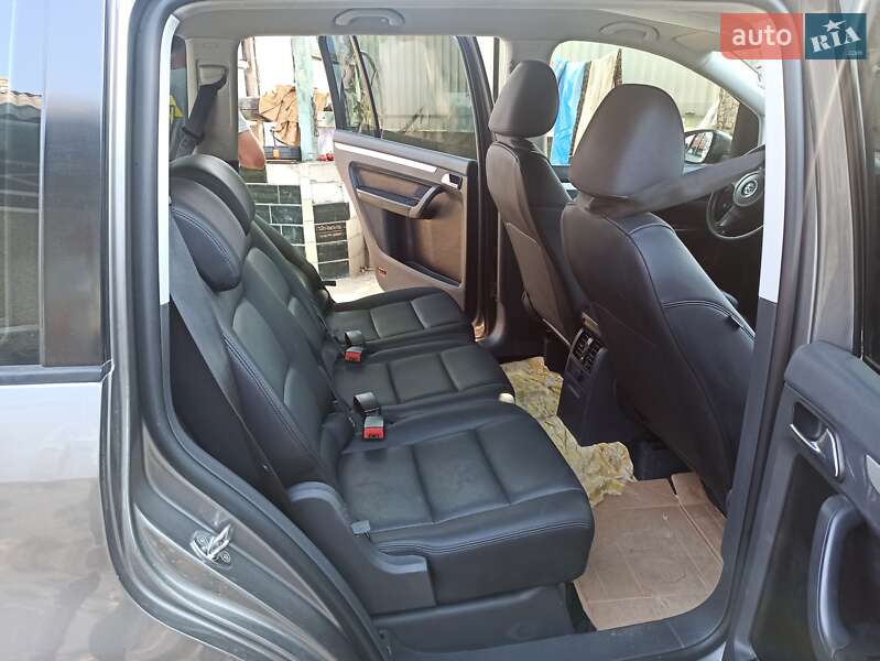 Мінівен Volkswagen Touran 2011 в Чернівцях