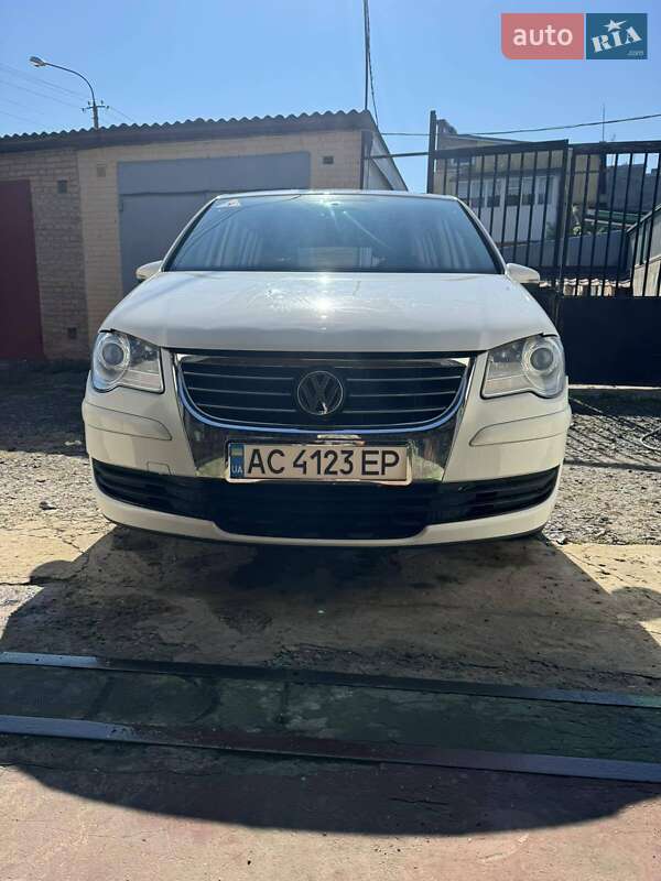 Мінівен Volkswagen Touran 2010 в Луцьку