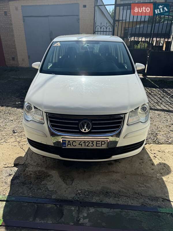 Мінівен Volkswagen Touran 2010 в Луцьку