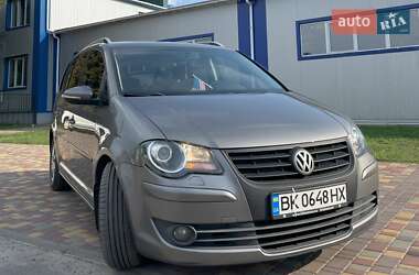 Минивэн Volkswagen Touran 2010 в Дубровице