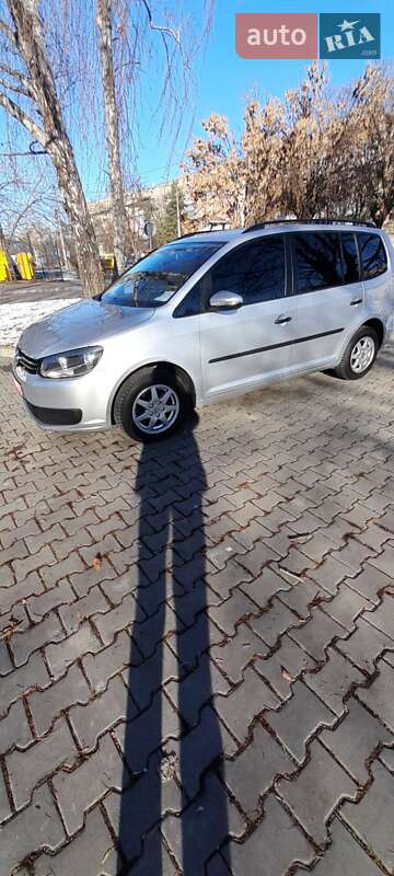 Мінівен Volkswagen Touran 2014 в Чернівцях